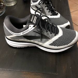 New brooks revel men’s shoes size 11 black white